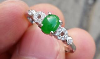 佩戴翡翠戒指的少女